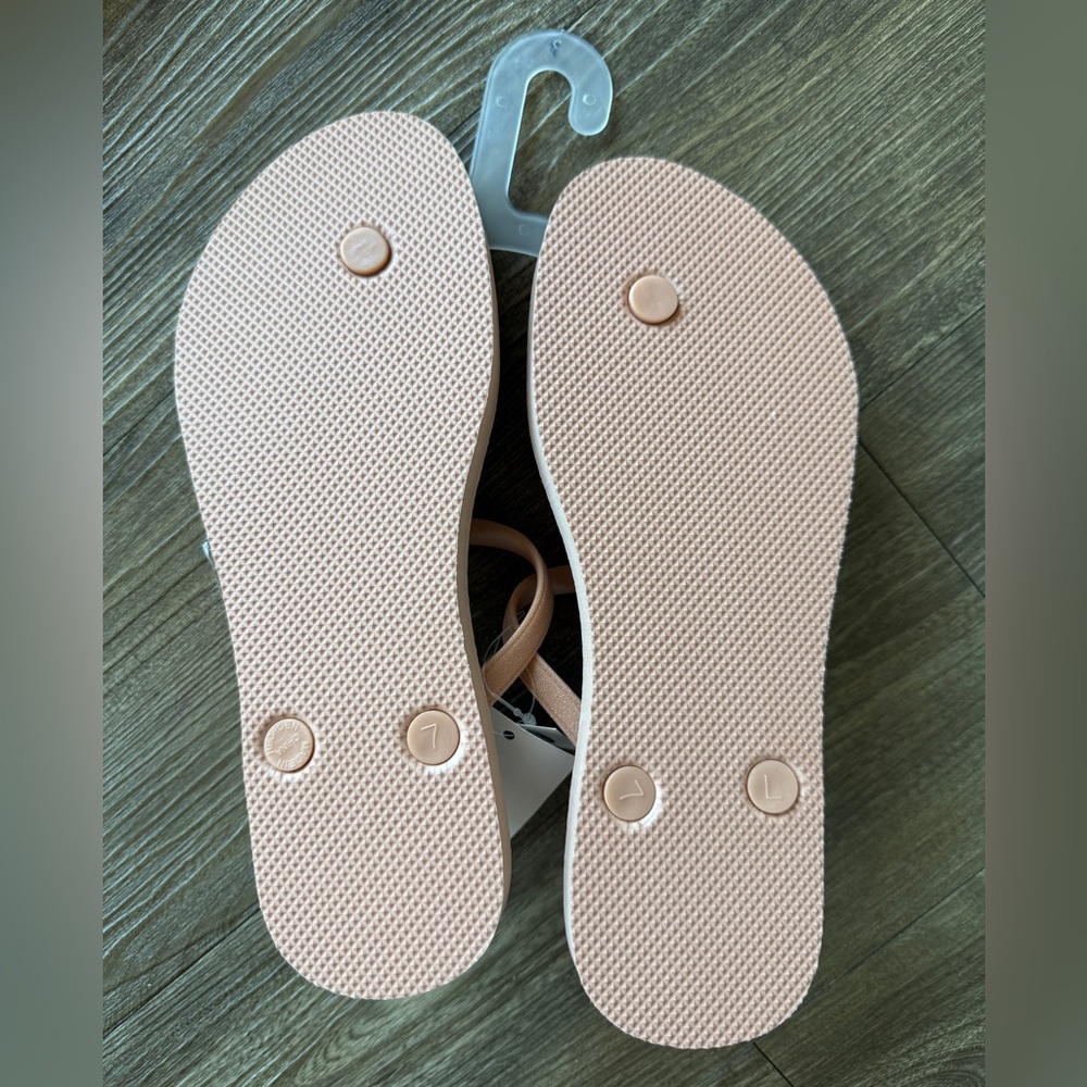 Old Navy Blush Flip Flops - Picture 2 of 2